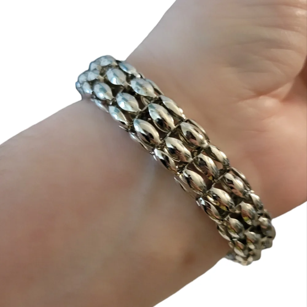 Silvertone Hollow Chain Bracelet Magnet Closure